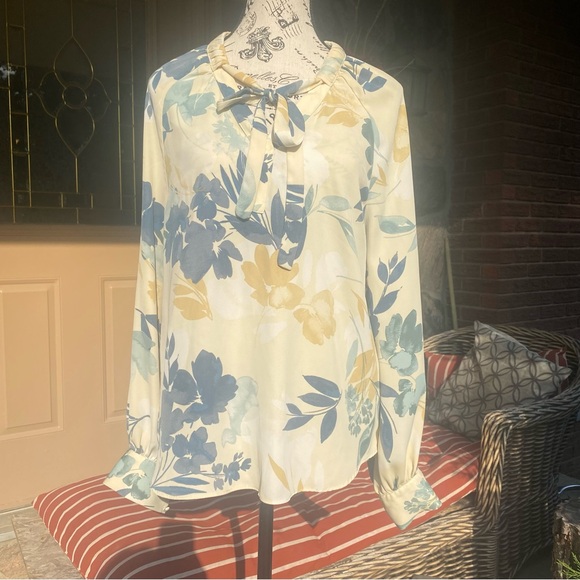 RW&CO. Size Small Cream Long Sleeve Button Down Tie Front Blouse in EUC - Picture 1 of 10